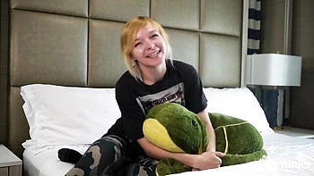 Petite blonde amateur se branle en parlant salement