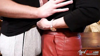 Madura de meia-calça se fode e goza sozinha