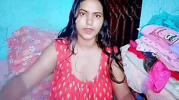 Professora de peitos grandes fode aluna 18+ no quarto privado