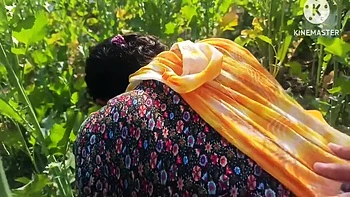 Bhabhi villageoise desi baisée en levrette dans un champ de moutarde