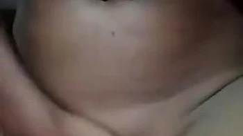 Garota Assamese peluda se masturbando com brinquedos