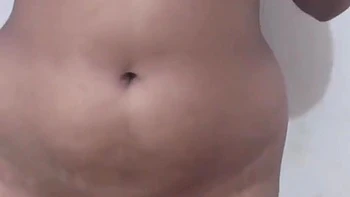 Junges heißes indisches Mädchen mit behaarter Fotze