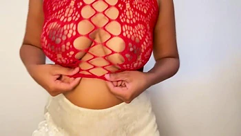 Demi-soeur Desi en mini-jupe se branle la chatte au doigt