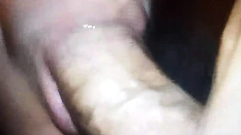 Stiefschwester lutscht Schwanz in Nahaufnahme