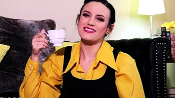 El oscuro secreto de mommy Penny Barber: masturbación en lencería