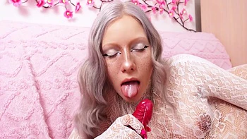 Sua vadia chupa bem até tomar creampie na boca