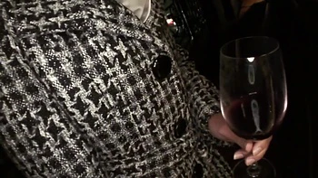 Morena asiática con coño peludo destrozada a polla dura