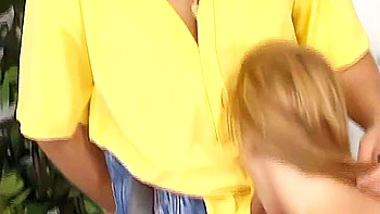 Rubia tetona folla su pequeña pussy con un dildo gigante