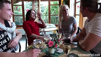 Amateur Gruppensex mit Blasen und Anal