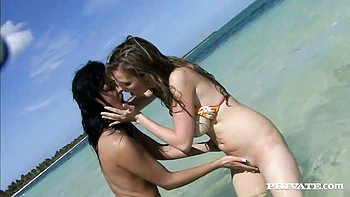 Kathy e Tarra lambem buceta e se masturbam na praia