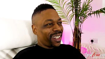 Niki rubia chupando un enorme polla negra