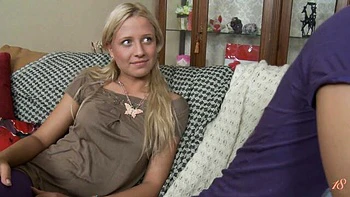 Teen Olivia Strelly excitada mexendo na buceta