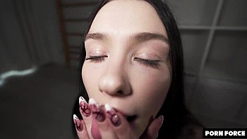 Novinha magra de 18 fodida com pau grande