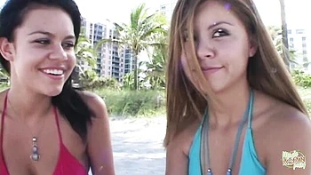 Trío al aire libre con Magic Asian Pussy chupando polla