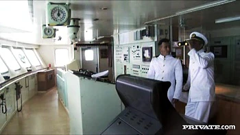 Melanie Memphis lässt ihre großen Titten beim FMM Doppel-Penetration Dreier wackeln