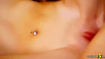 Dünnes blondes Teen breitet Beine für tiefen Reitfick