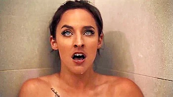 Dominadora lésbica Amirah fode a escrava Clemence