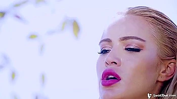 Loira de biquíni fodida fundo com peitos grandes