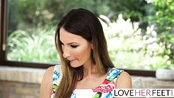 Natalie Grace leckt Zehen in heißem Fußfetisch-Trip