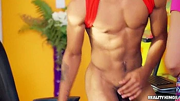 Kali Roses é fodida forte com grande pau negro na buceta interracial