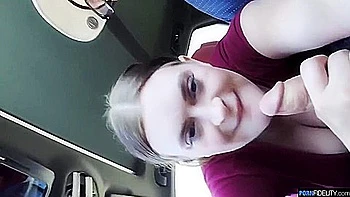 Busty Milf im Fitnessstudio mit tiefem Schlucken und Rollenspiel