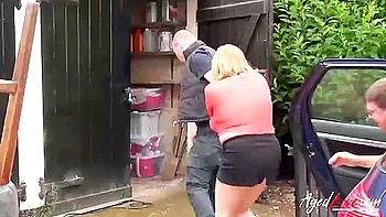 Großbusige Stiefmutter liebt Pussylecken und harten Fick