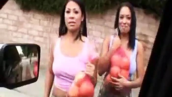 Две горячие латины с большими жопами: минет, догги, наездница