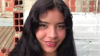 Mi vecino se pone muy cachondo al tomarme unas fotos y me folla el coño