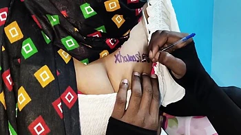 Indian Aunty Gets Fucking While Tattooed by Customer - Desi Romance