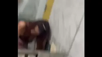 Me cogi a mi compañera del colegio en un baño público