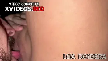 Fui presente de aniversário pra um amigo do Jr e deixei ele gozar na minha boca depois que eles me fizeram gozar varias vezes