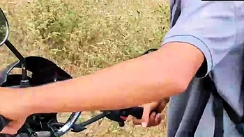 Um estranho oferece-me um lugar para ficar e transa comigo